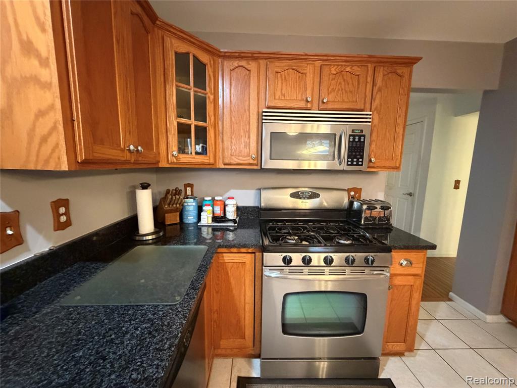 490 Cove View Drive, Waterford, MI 48327 — Photo 22