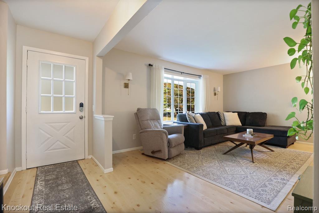 6157 Barker Circle, Waterford, MI 48329 — Photo 8