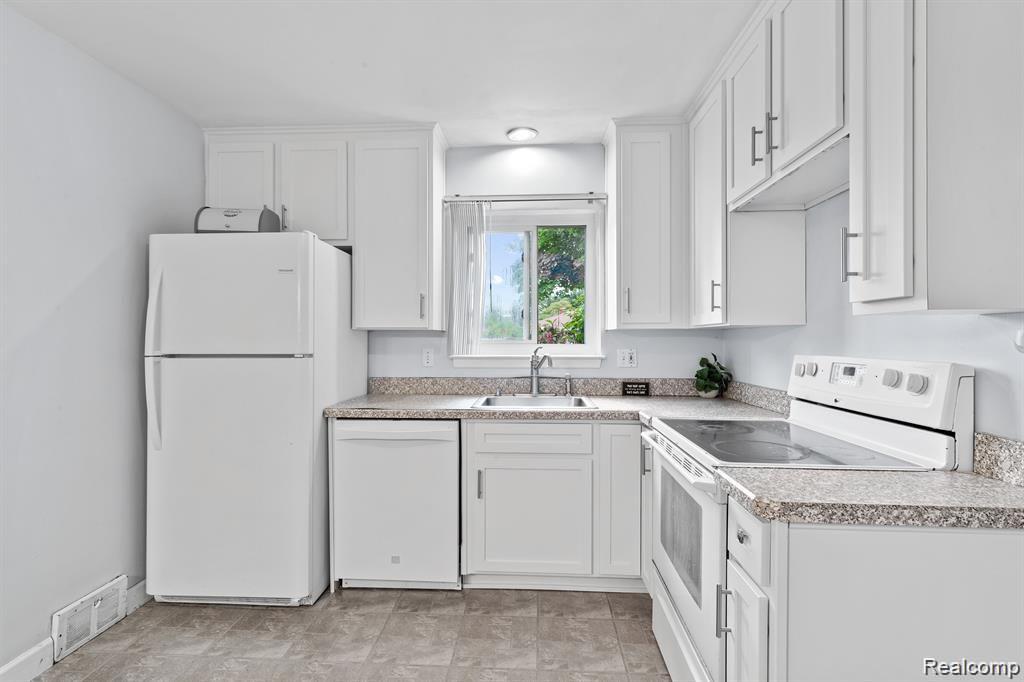 8575 DARLENE Street, Warren, MI 48093 — Photo 9