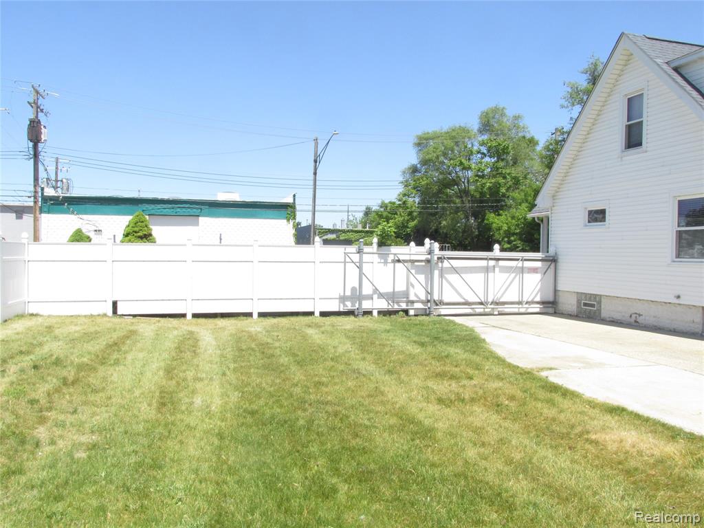 984 E Mahan Avenue, Hazel Park, MI 48030 — Photo 24