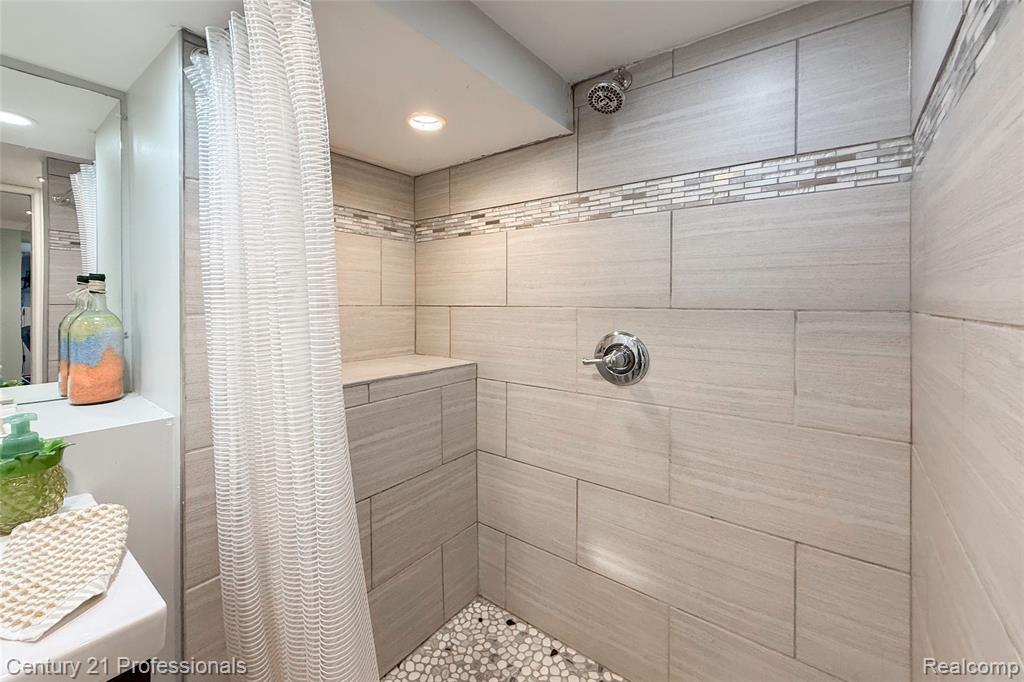 910 W Pine Tree Road W, Lake Orion, MI 48362 — Photo 26