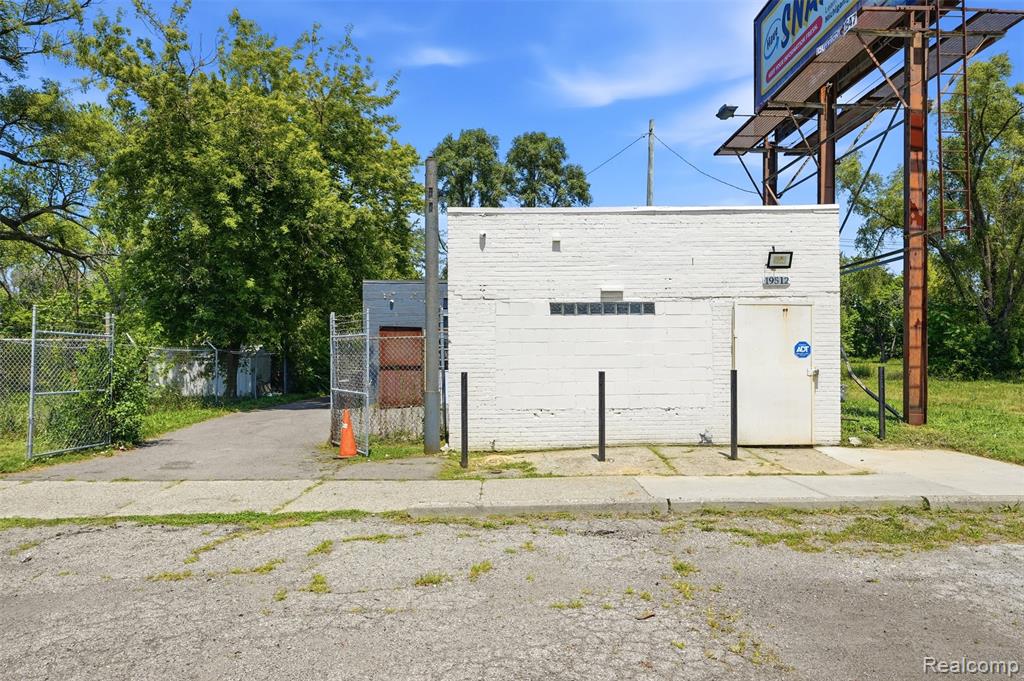 19512 Schoolcraft, Detroit, MI 48223 — Photo 2