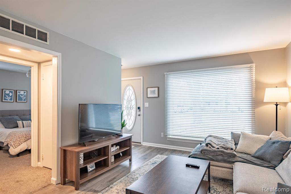 715 N DORCHESTER Avenue, Royal Oak, MI 48067 — Photo 8