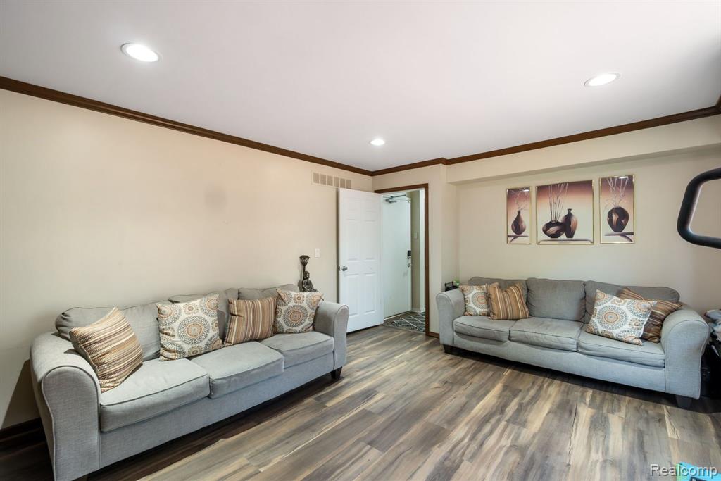 5784 FAIRCASTLE Drive, Troy, MI 48098 — Photo 9