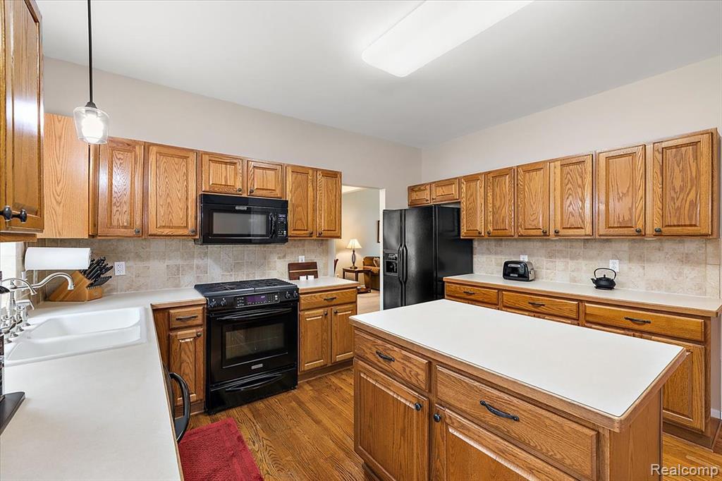 8446 S Shore Drive, Clarkston, MI 48348 — Photo 13