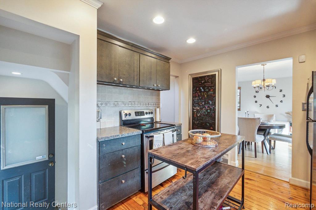 913 ORCHARD GROVE Drive, Royal Oak, MI 48067 — Photo 11