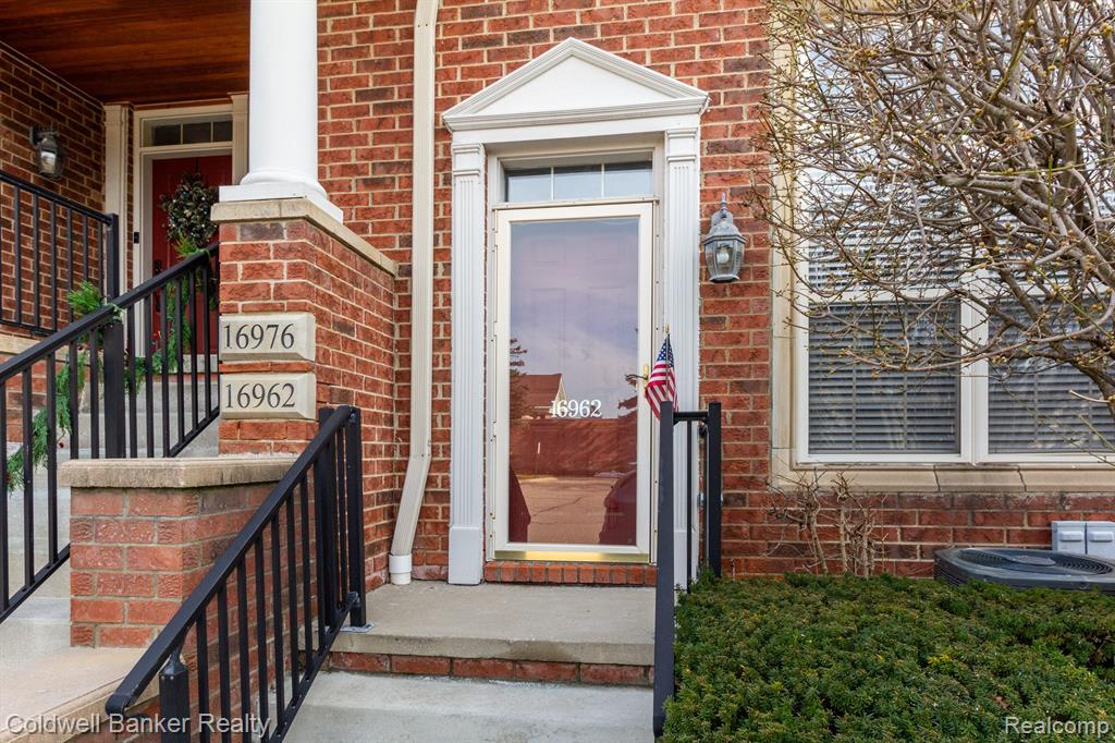 16962 FARMINGTON Road, Livonia, MI 48154 — Photo 4
