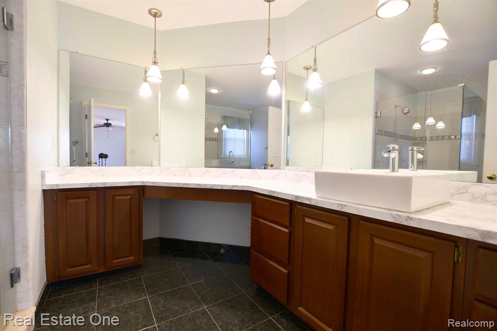 685 ESSEX Drive, Rochester Hills, MI 48307 — Photo 25