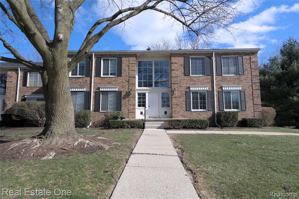 657 E Fox Hills Drive, Bloomfield Hills, MI 48304 — front exterior
