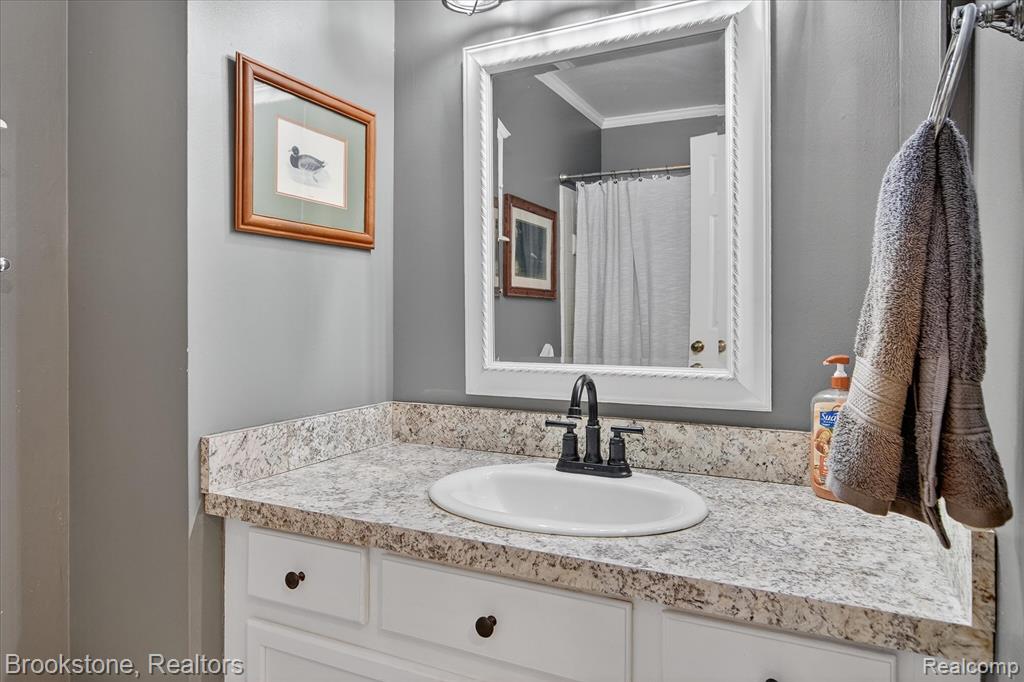 30 Pine Tree Ridge Drive, Waterford, MI, 48327