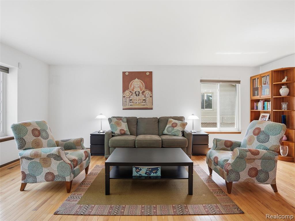 5800 Naneva Court, West Bloomfield, MI — Photo 4