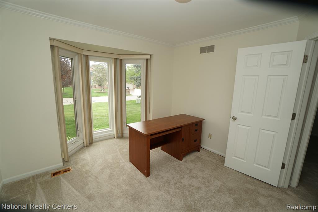 441 SANDALWOOD Drive, Rochester Hills, MI 48307 — Photo 17