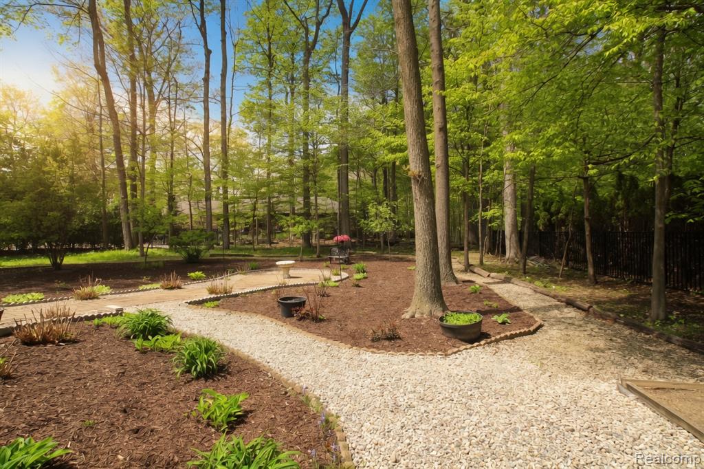1305 Kings Pointe Road, Grand Blanc, MI 48439 — Photo 10