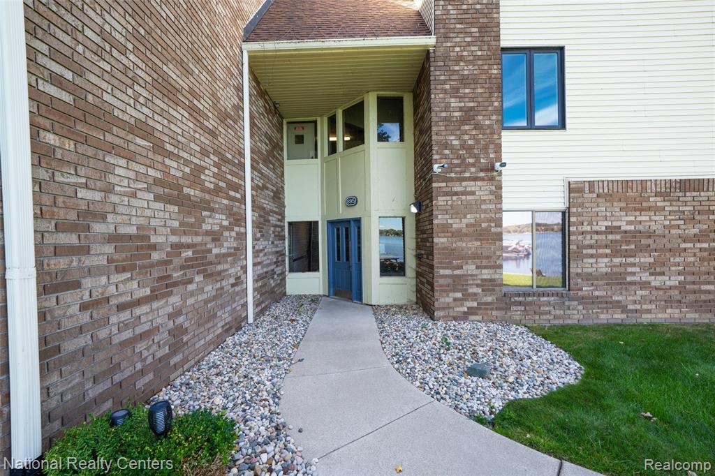 895 S Pontiac Trail, C203, Walled Lake, MI 48390 — Photo 2