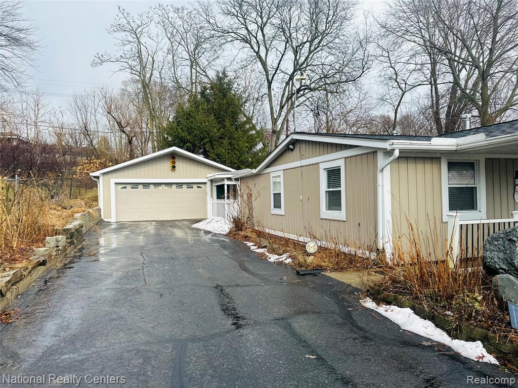 10461 9 Mile Road, Whitmore Lake, MI 48189 — Photo 2
