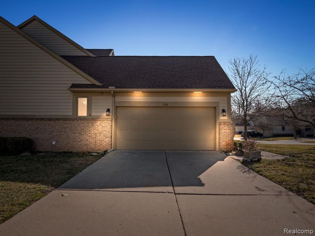 730 RED MAPLE Lane, Wixom, MI 48393 — Photo 4