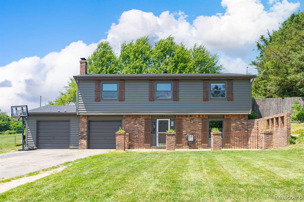 4069 Loch Drive, Highland, MI — front exterior