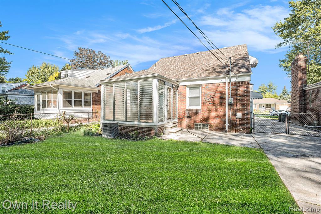 21138 Huntington Avenue, Harper Woods, MI 48225 — Photo 28