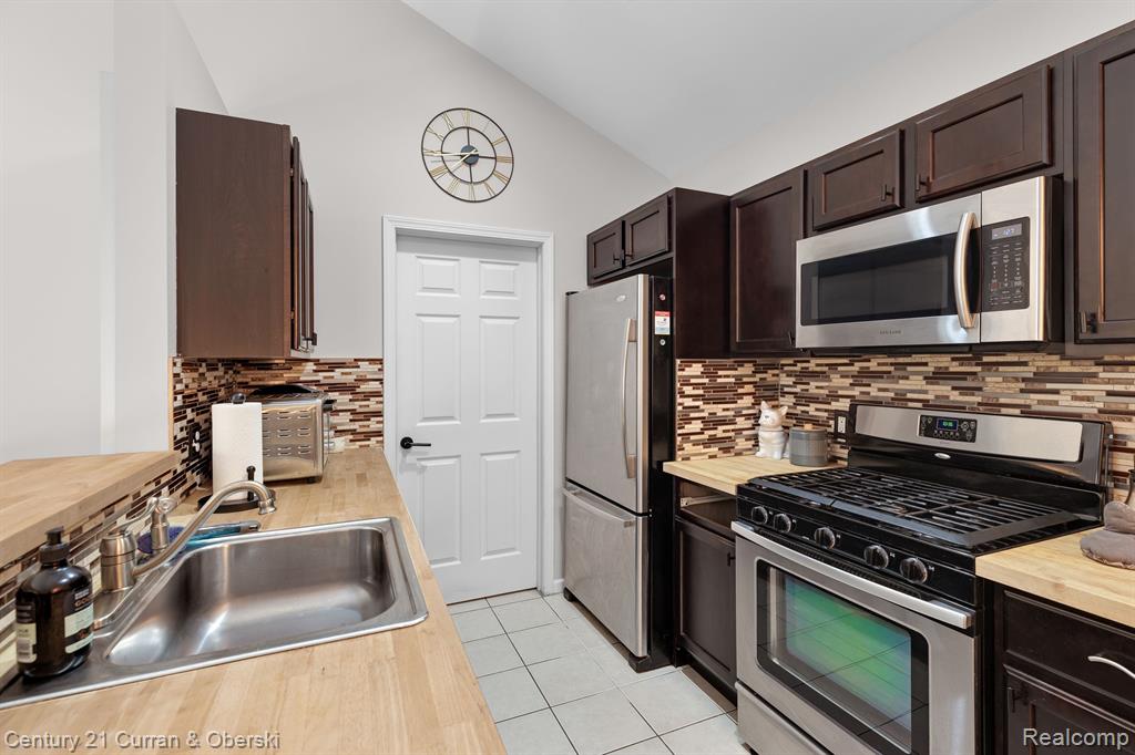 23046 WILLIAMSBURG Circle, Woodhaven, MI 48183 — Photo 9