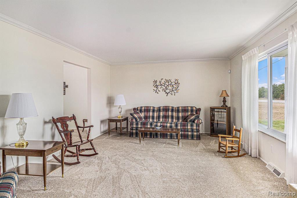 7048 SEYMOUR Road, Swartz Creek, MI 48473 — Photo 8