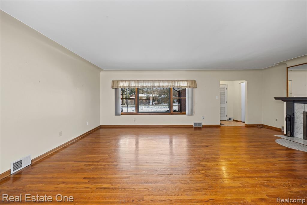 28615 Bloomfield Drive, Lathrup Village, MI 48076 — Photo 9