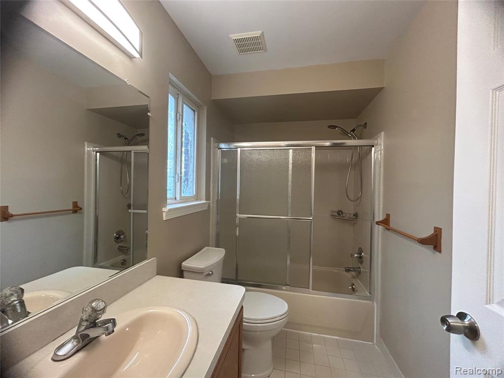 46129 Creekside Boulevard, Macomb, MI 48044 — Photo 6