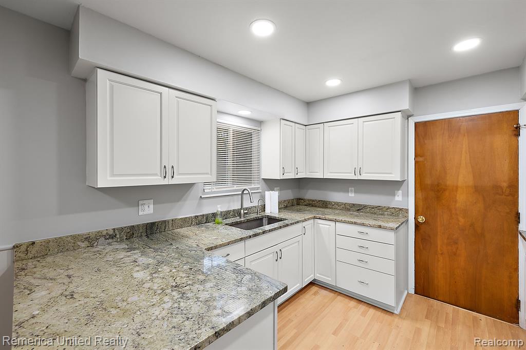 876 RIDGEMONT Street, Commerce Twp, MI 48382 — Photo 14