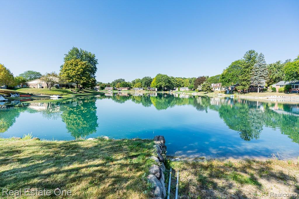 6621 Northpoint Drive, Troy, MI 48085 — Photo 17