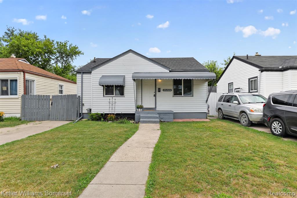 25208 Leach Street, Roseville, MI 48066