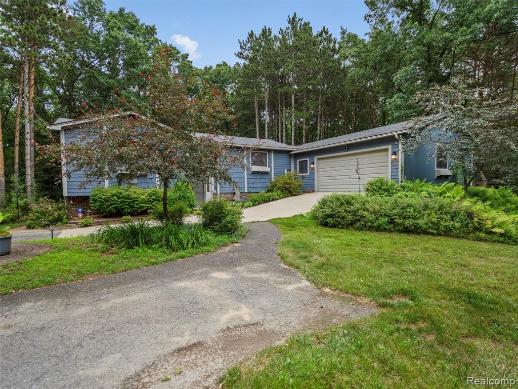 370 Wolfe Road, Ortonville, MI 48462 — Photo 2