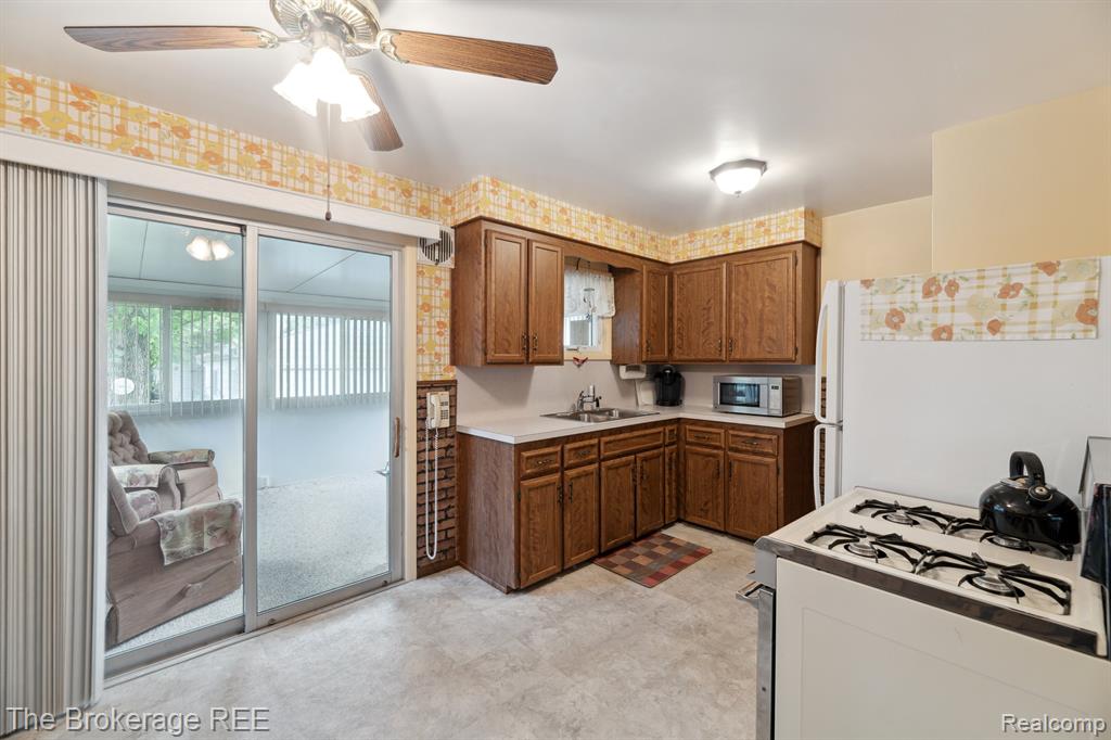 812 E Atherton Road, Flint, MI 48507 — Photo 8