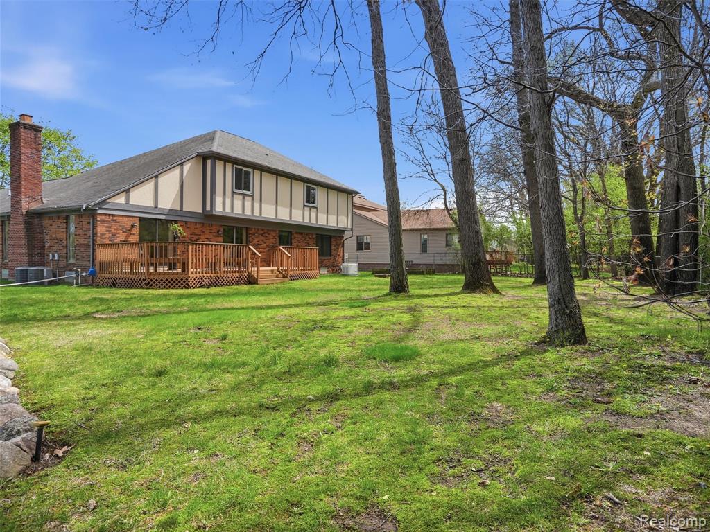 5800 Naneva Court, West Bloomfield, MI — Photo 45