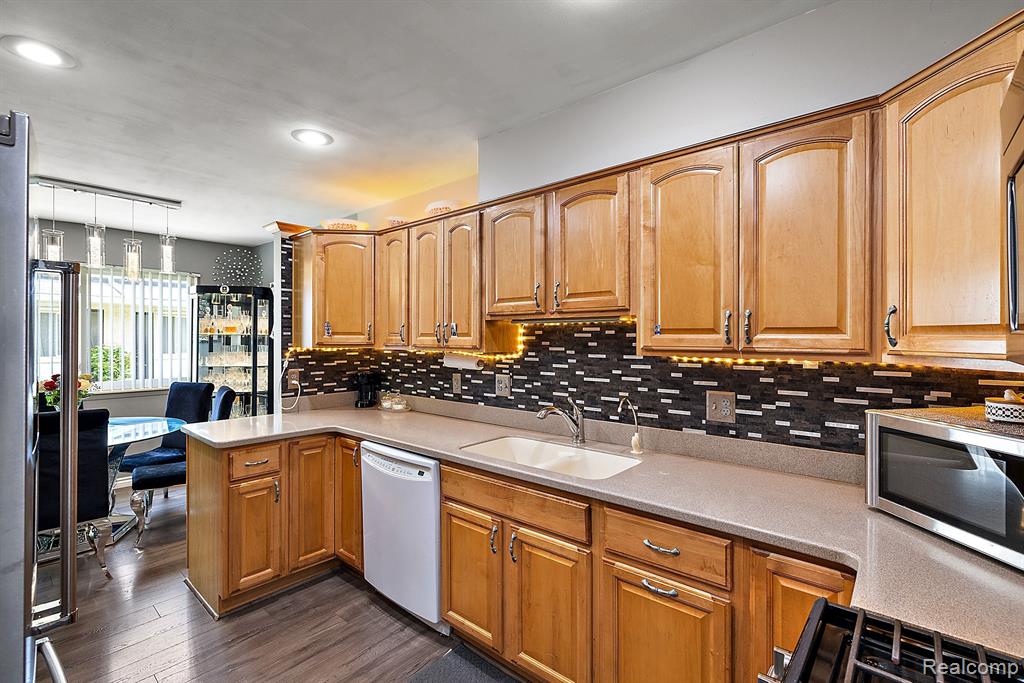 41951 UTICA Road, Sterling Heights, MI 48313 — Photo 18