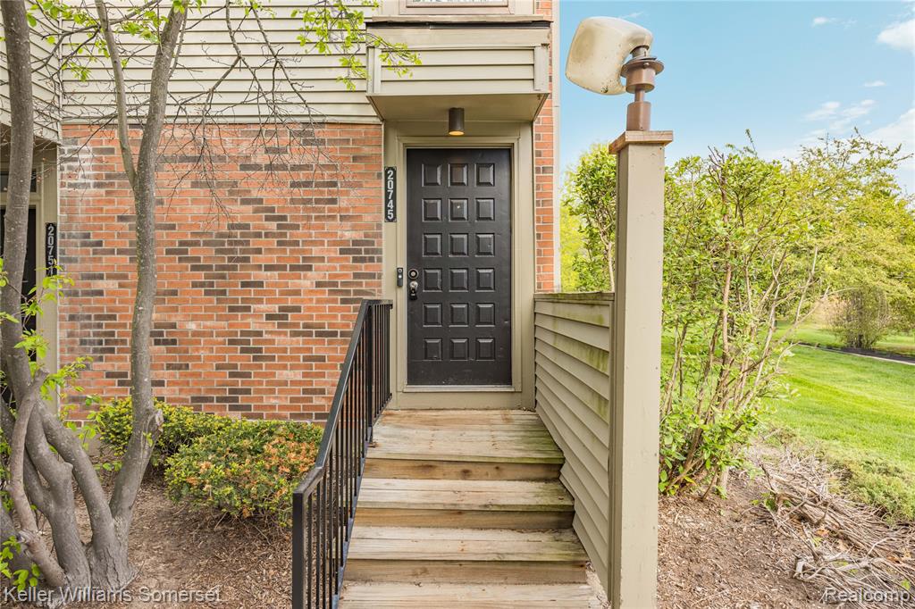 20745 Indian Creek Drive, Farmington Hills, MI 48335 — Photo 4