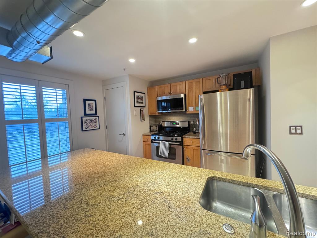 674 W 11 MILE Road, Royal Oak, MI 48067 — Photo 6