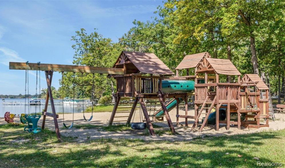 3600 Woodview Avenue, West Bloomfield, MI 48324 — Photo 42