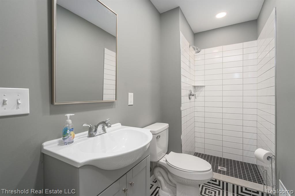 5595 Old Orchard Trail, Orchard Lake Village, MI 48324 — Photo 25