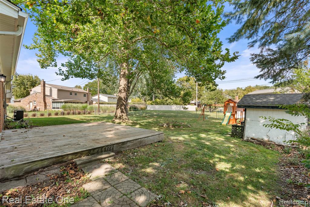 4090 Middlebury Drive, Troy, MI 48085 — Photo 13