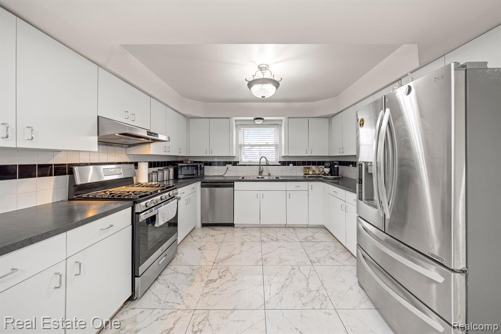 4275 NICKOLAS Drive, Sterling Heights, MI 48310 — Photo 17