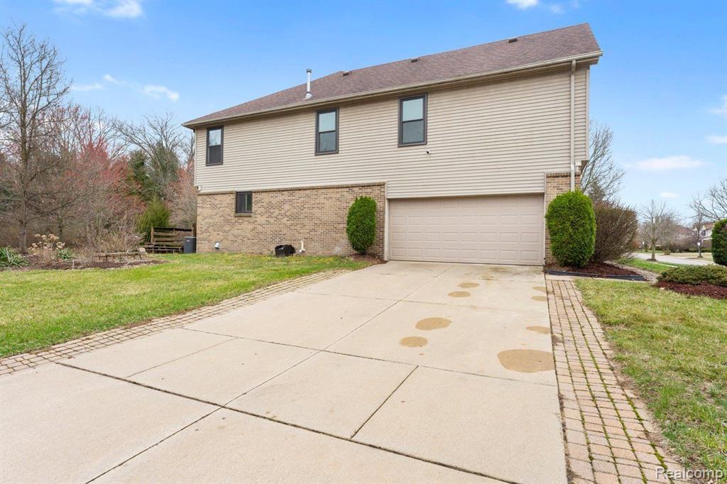 13517 MILTON Drive, Belleville, MI 48111 — Photo 45