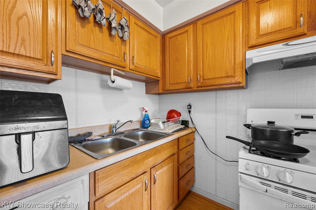 19560 Berg Road, Detroit, MI 48219 — Photo 15