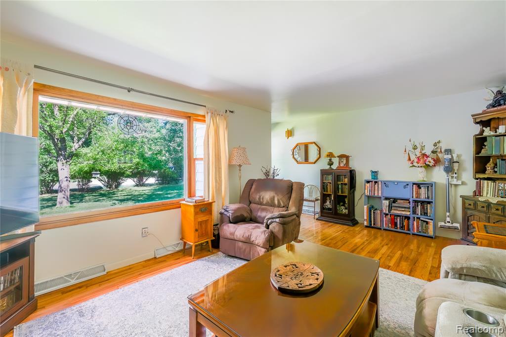 9175 Bernice Drive, Pinckney, MI 48169 — Photo 5