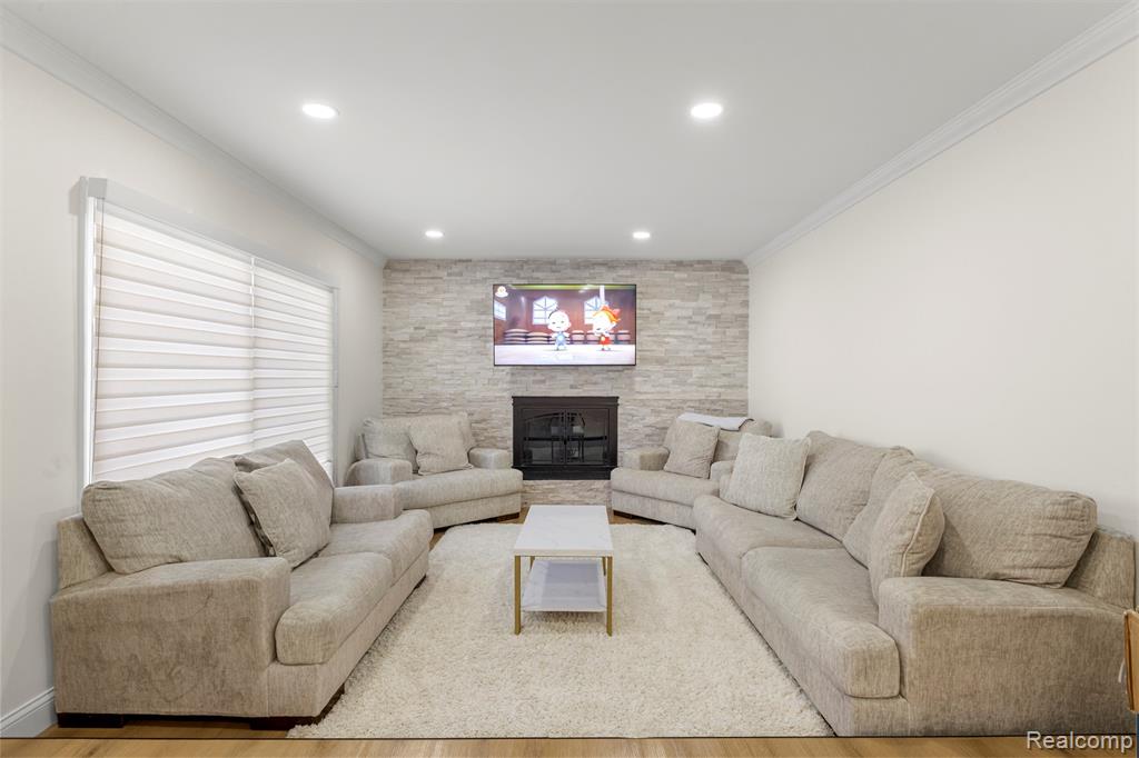 27020 Havelock Drive, Dearborn Heights, MI 48127 — Photo 10