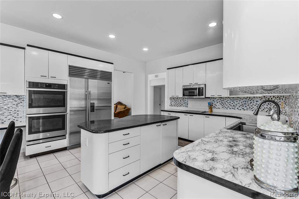 5727 Royal Wood, West Bloomfield, MI — Photo 12