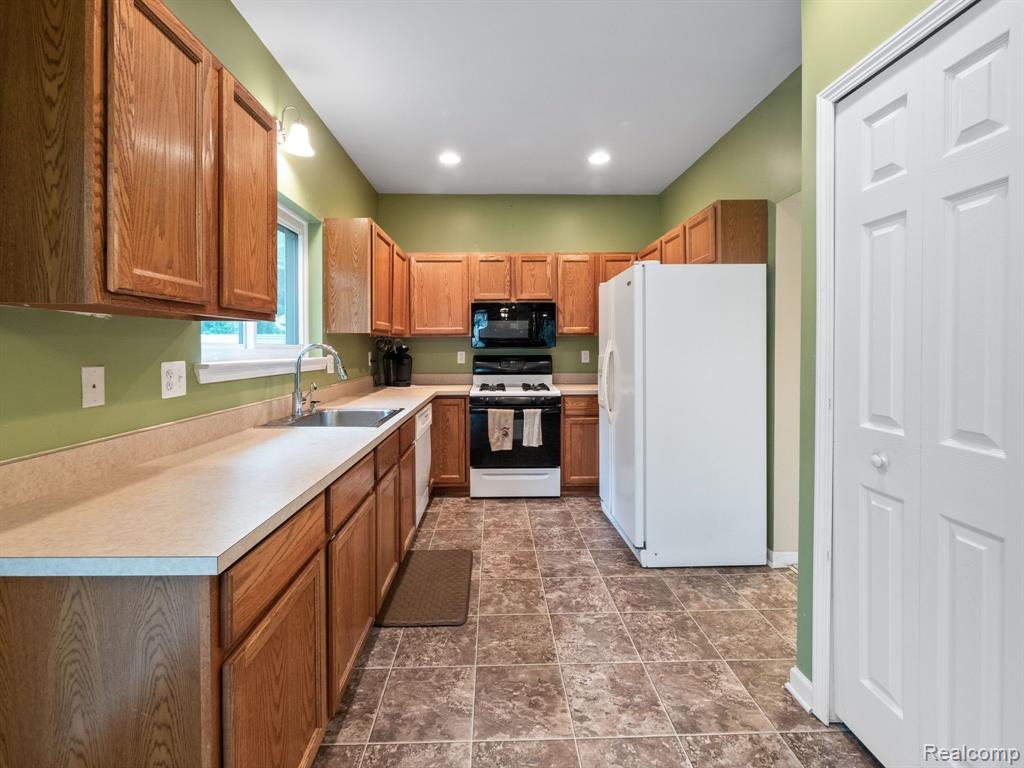 3287 POND RIDGE Drive, Holly, MI 48442 — Photo 13