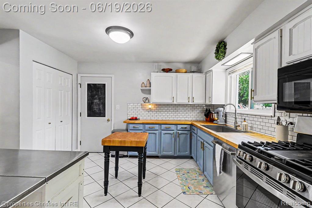 9567 Susin Lane, Clarkston, MI 48348 — Photo 11