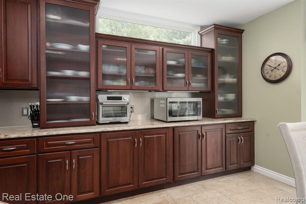 6120 EVANSWOOD Road, Troy, MI, 48085