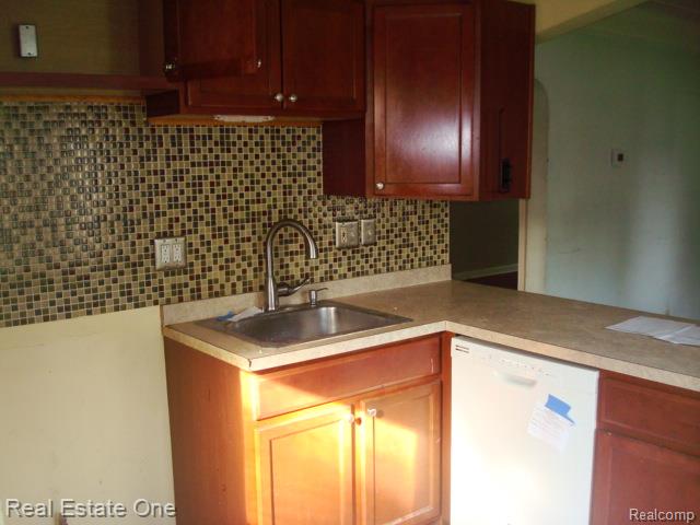 8405 Jackson Avenue, Warren, MI 48089 — Photo 6