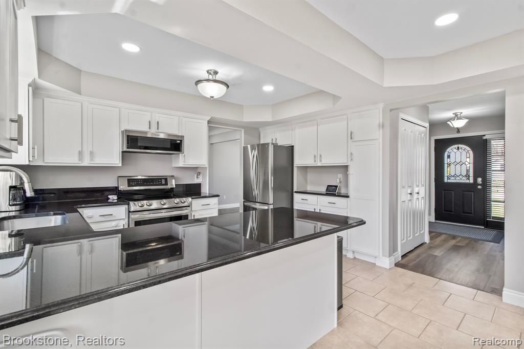 42838 FREEPORT Drive, Sterling Heights, MI 48313 — Photo 20