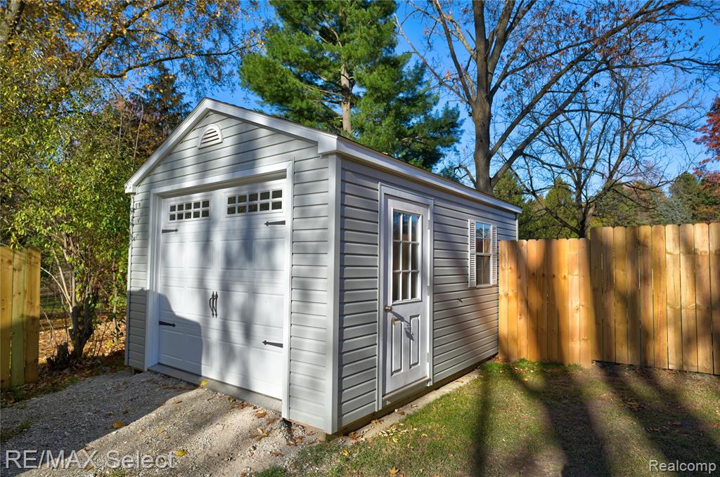 9367 Longmeadow Court, Fenton, MI 48430 — Photo 14